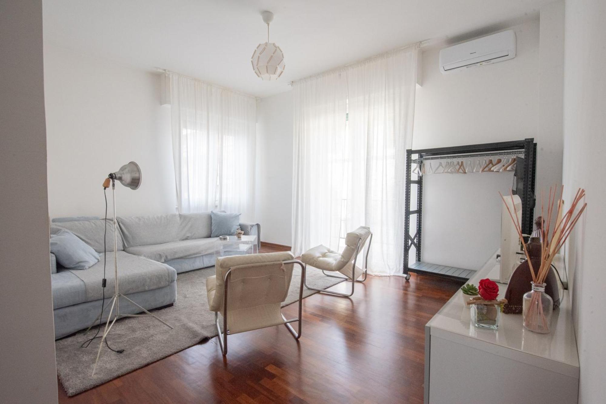 Artisti, Cozy Flat In *