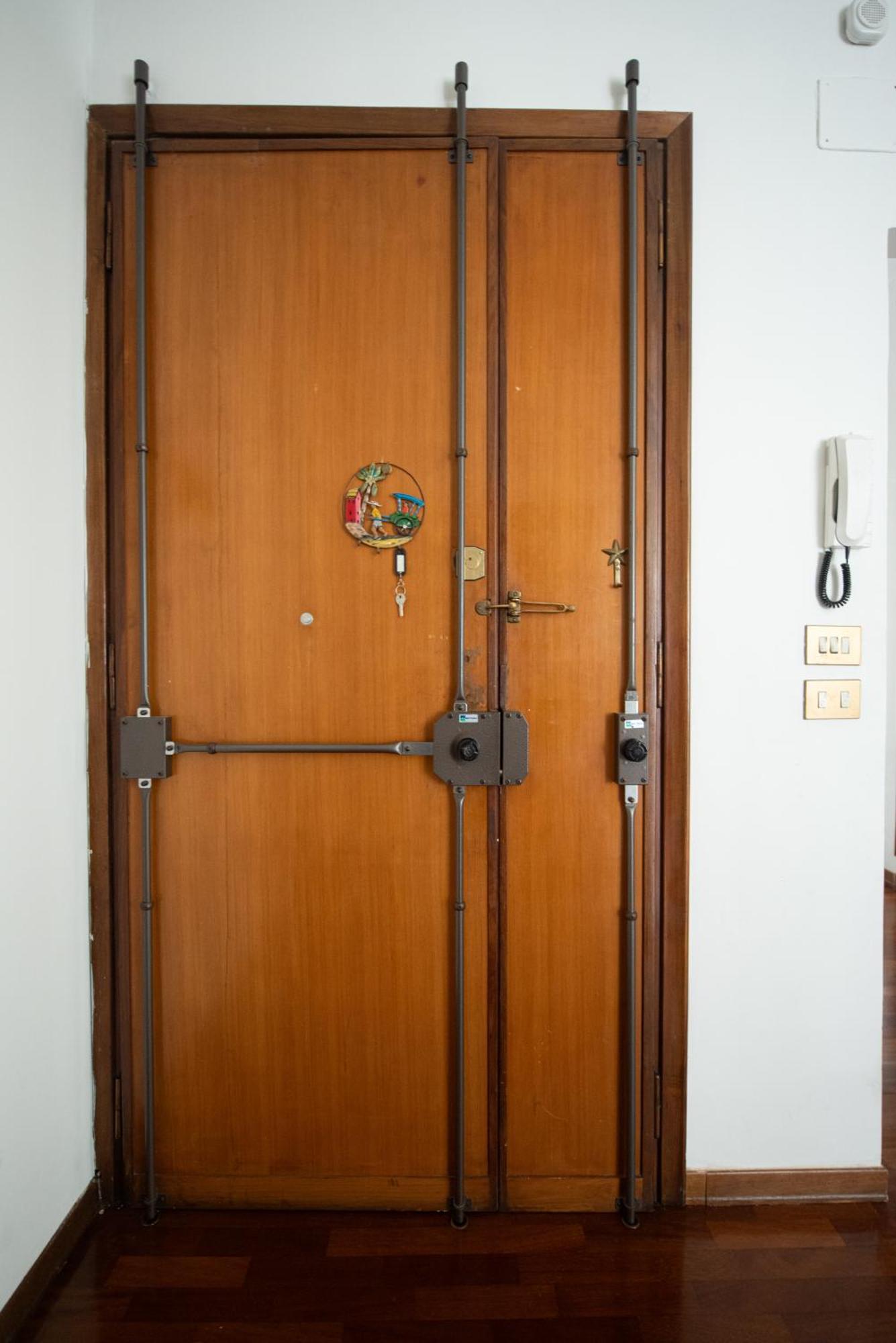 Artisti, Cozy Flat In *