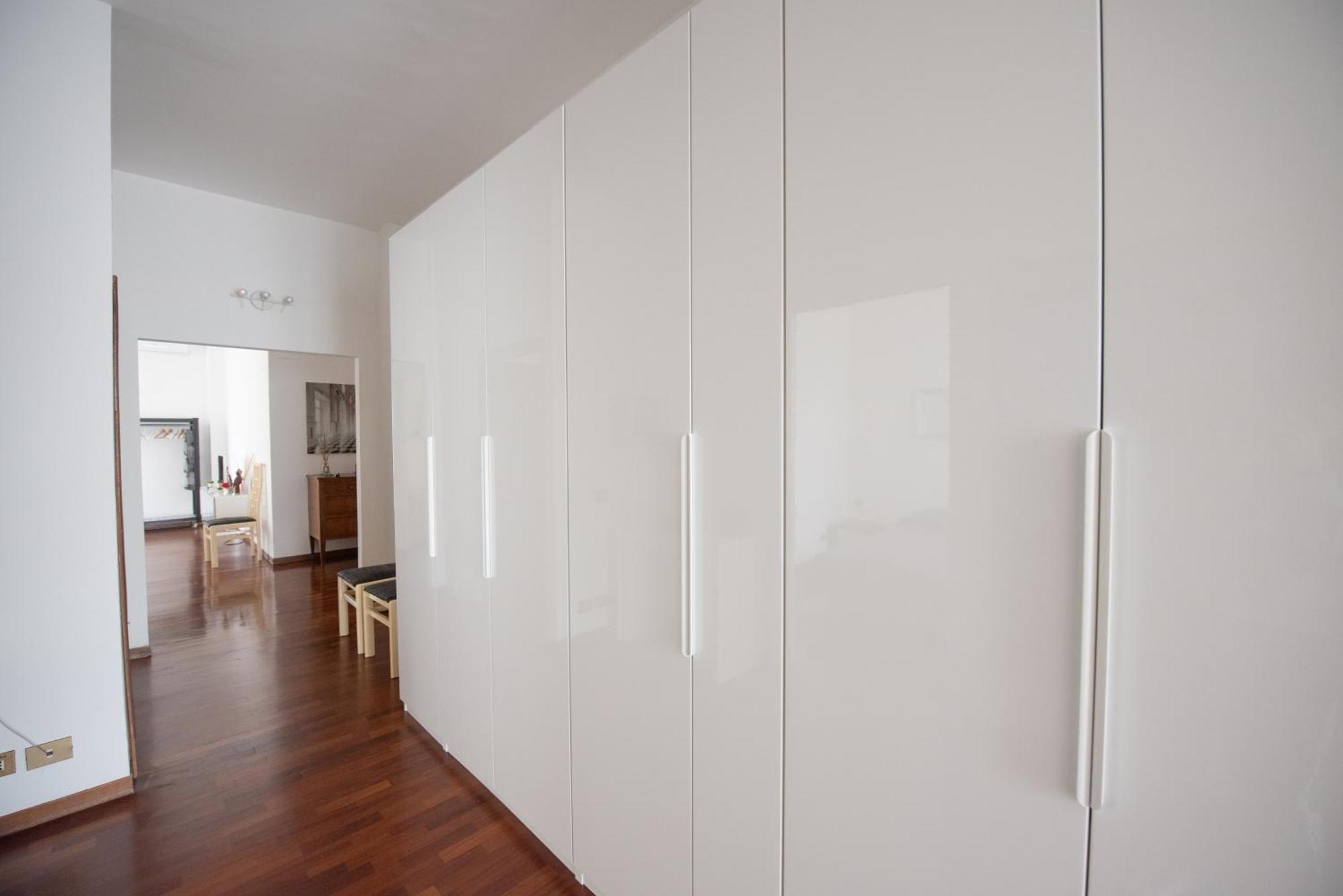 Artisti, Cozy Flat In *