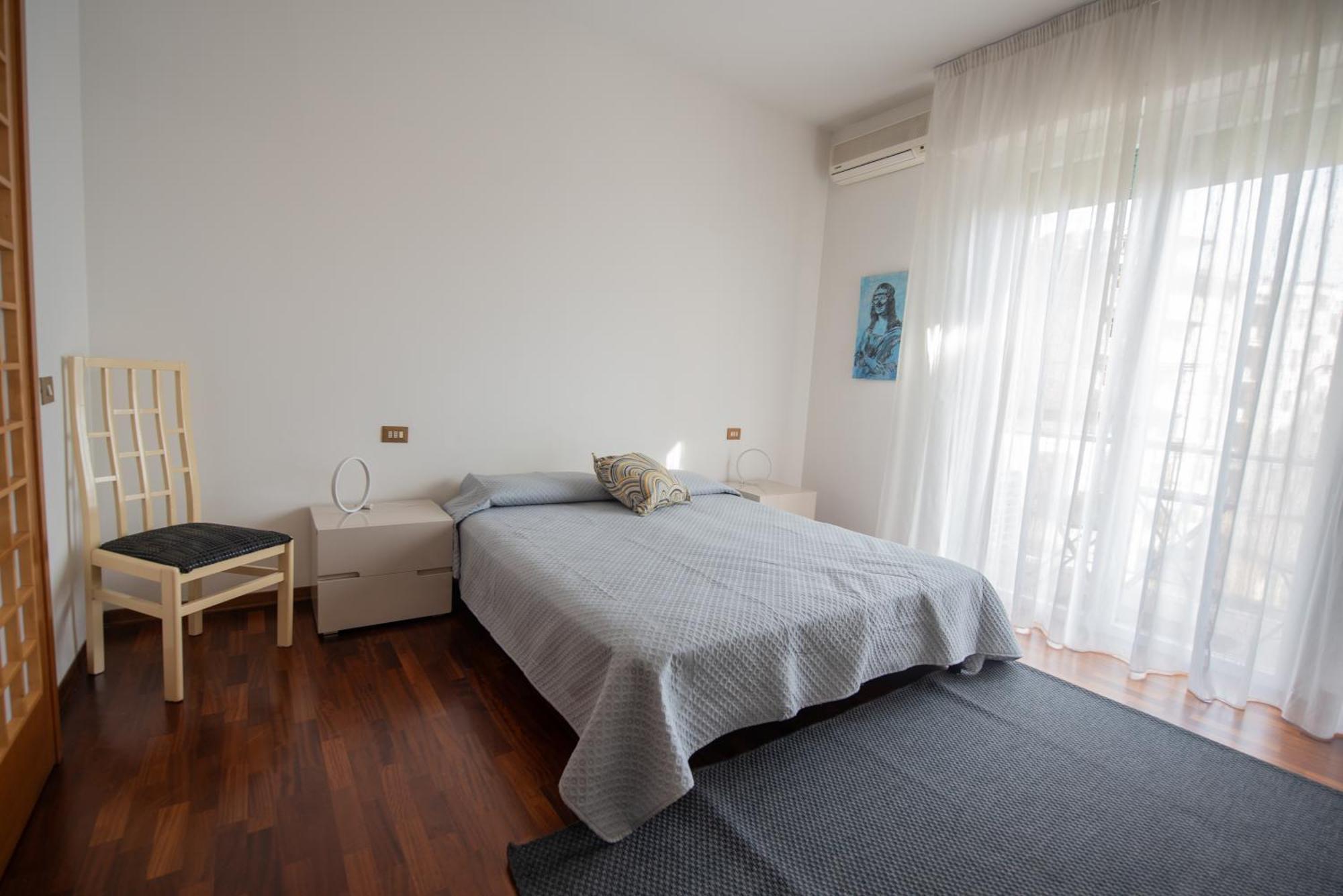 Artisti, Cozy Flat In